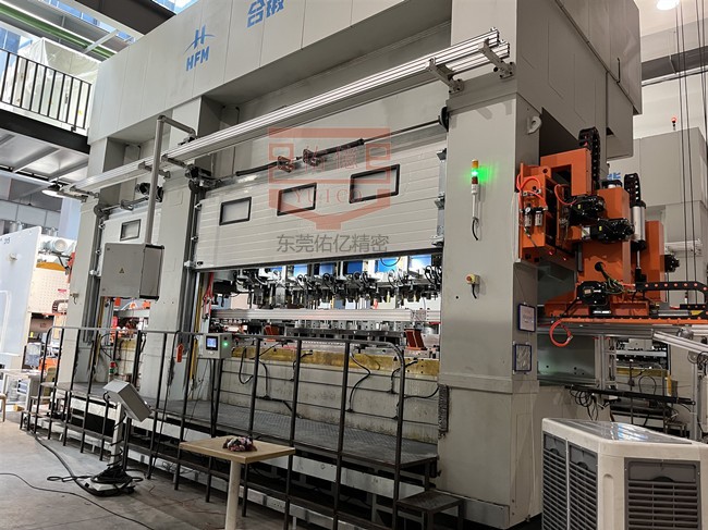沖床三次元機械手(12工位)配套1700T液壓沖床自動化沖壓生產(chǎn)線
