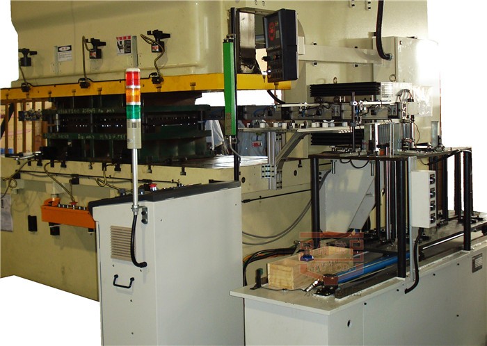 深度解析：多工位機(jī)械手如何高效、安全地完成沖壓作業(yè)