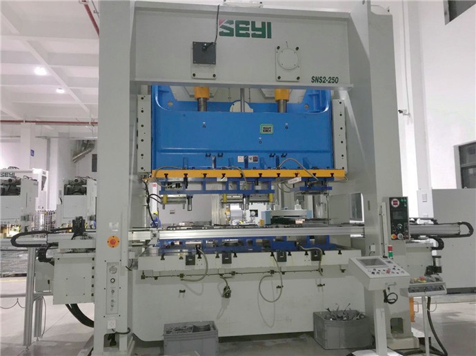 汽車(chē)零部件沖壓生產(chǎn)為什么要用沖床三次元機(jī)械手？