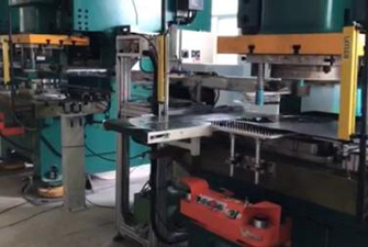 材料架、整平機(jī)、偏擺送料機(jī)、連桿式機(jī)械手+9臺(tái)沖床